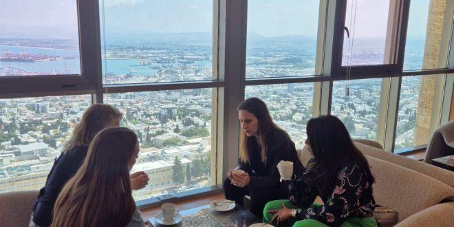 צילום של חברות המשלחת בטרקלין העסקים בקראון פלאזה חיפה. צילום: מ.ל.ת