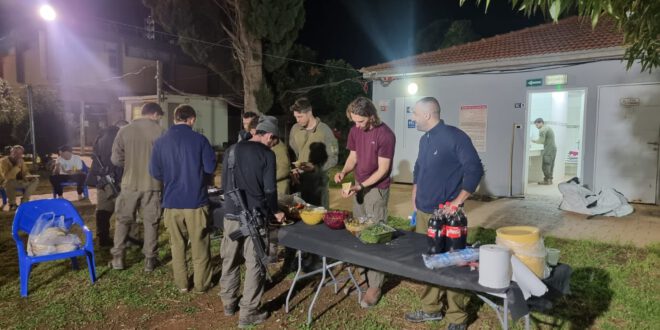 מתנדבים רבים ערבים ויהודים, באמצעות המכון היהודי ערבי התנדבו וערכו מספר ארוחות מפנקות במספר בסיסים למאות חיילי